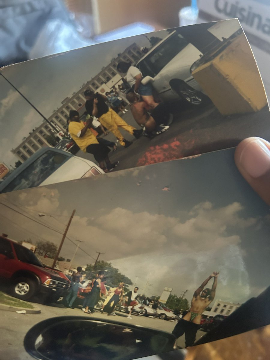 jjasminekh's tweet image. club kroger 1990 sum??? LMFAOOOO who’s fucking momma is getting head in the parking lot fr