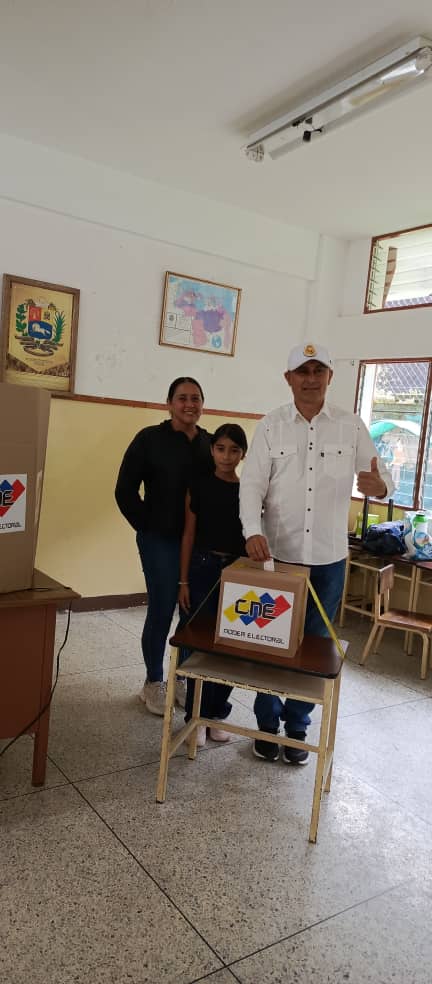 Ejercí mi derecho al sufragio, convencido de que la participación ciudadana es fundamental para la construcción de la democracia.

Con este acto reafirmo mi compromiso con el futuro de nuestro municipio y de nuestro país.

¡Un abrazo grande para todos! 🇻🇪

#27Jul