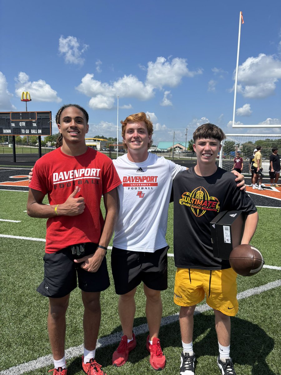 TristanFlynnqb1's tweet image. Grateful to be named a top QB performer and receive free @adidas cleats at the Ultimate Showcase.
Thank you @TrambleJoe @alex_pallone @VandenhoutMac and the rest of the coaches.
@QBHitList @quarterbackmag @WestSideQBs @A1DUDES @PrepRedzoneMI @MarcSutherland_ @MIexposure…