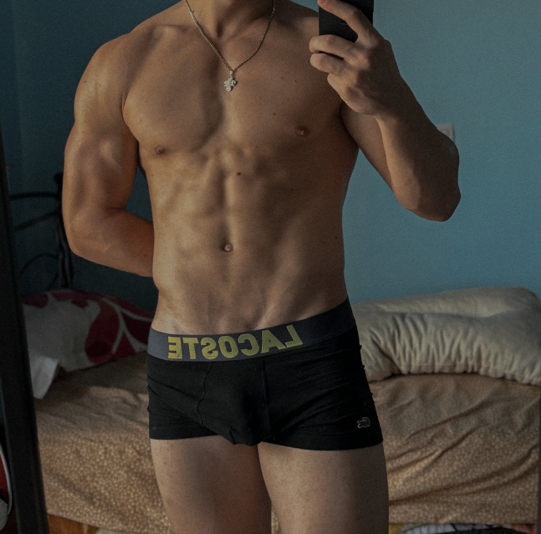 "حضنك مو حضن، هذا سحر يسوي الروح تنسى عقلها وتطيح بكلّها