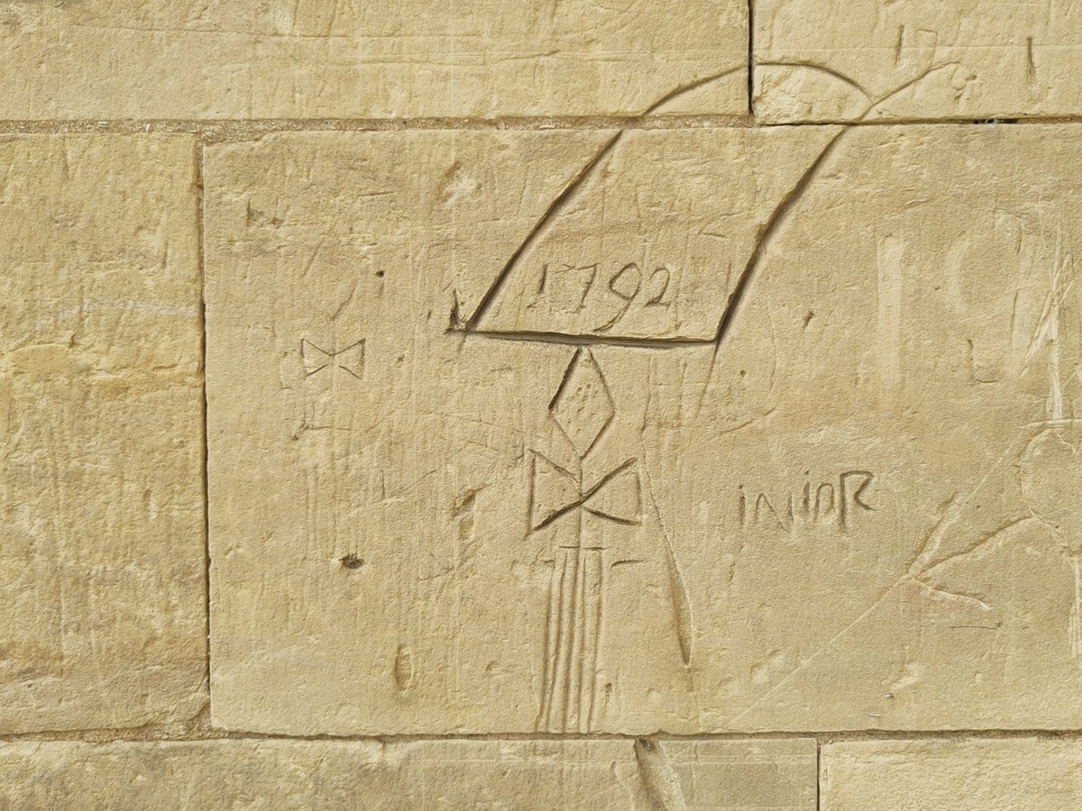 Palaumede's tweet image. Murs ouest, église Saint-Michel de Vaucelles, près de Caen.
1. Saint Michel avec sabre, ailes et auréole (?), et puis quatre mains grandeur réelle, peut-être des contours d'après nature
2. 1792, bonnet phrygien et deux faisceaux de licteurs avec piques
3. Calvaires
4. Un navire