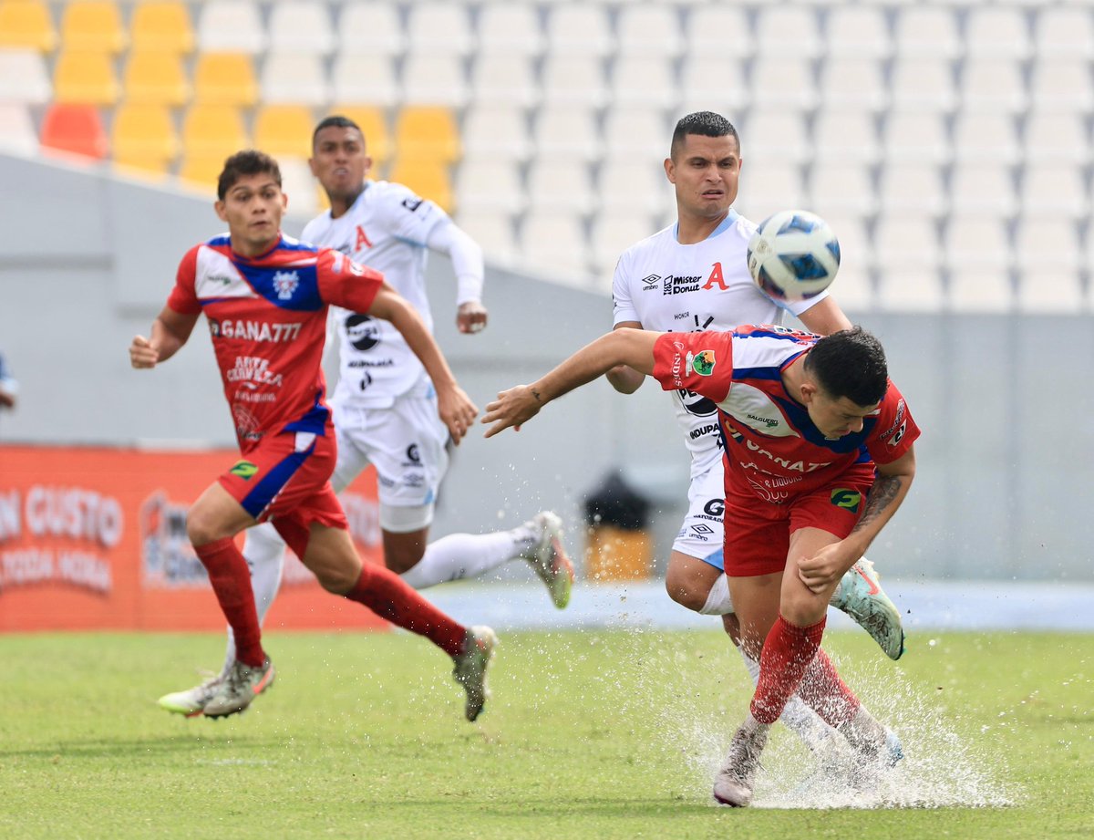#Fútbol ⚽| Ya se juega el partido en el Estadio Nacional Jorge “El Mágico” González, Alianza gana 3-2 a Luis Angel Firpo, con goles de Michel Mercado, Noé Rivera y Emerson Mauricio; por Firpo anotaron Elías Gumero y Mauricio Cerritos. 

#ConstruyendoElCamino