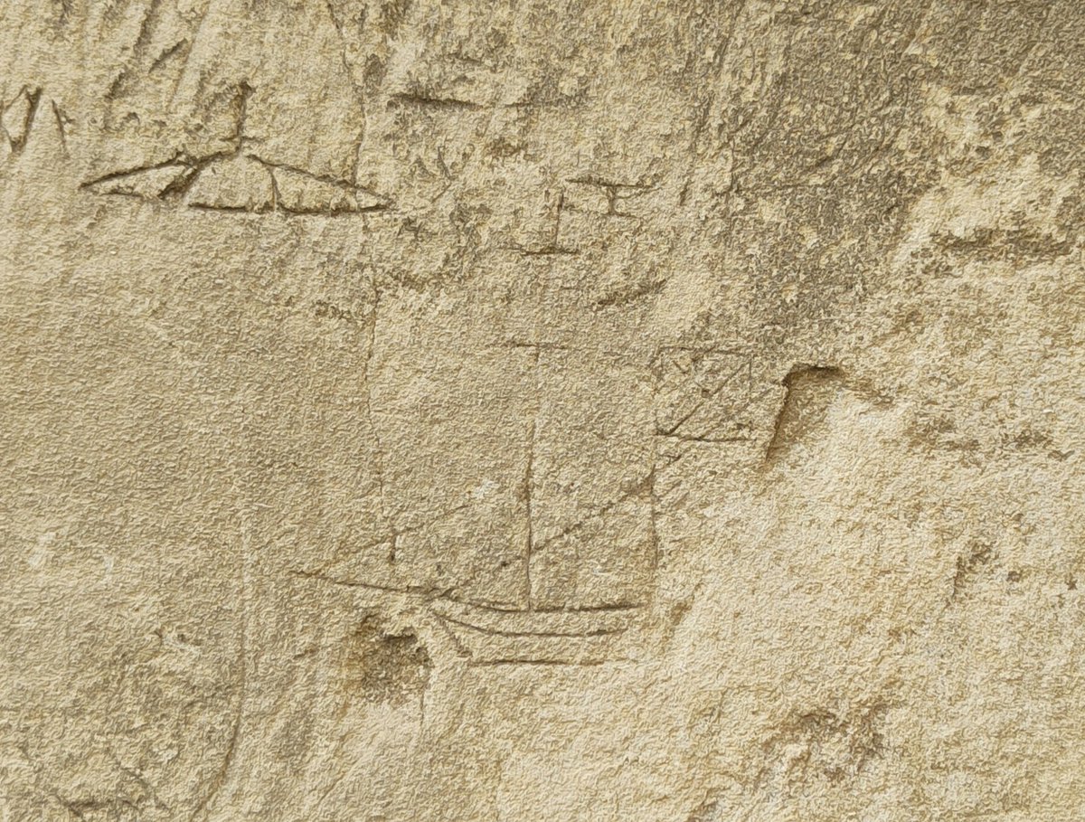 Palaumede's tweet image. Murs ouest, église Saint-Michel de Vaucelles, près de Caen.
1. Saint Michel avec sabre, ailes et auréole (?), et puis quatre mains grandeur réelle, peut-être des contours d'après nature
2. 1792, bonnet phrygien et deux faisceaux de licteurs avec piques
3. Calvaires
4. Un navire