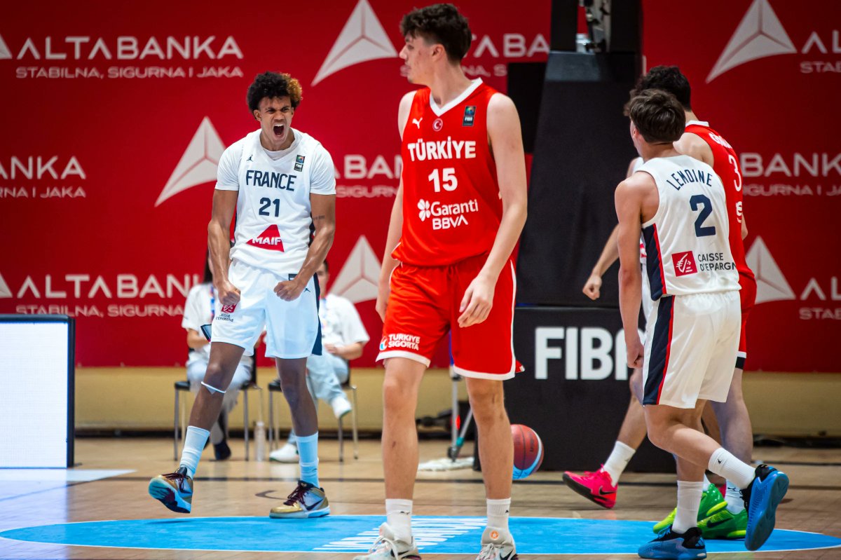 Be_BasketFr's tweet image. 🤯🇫🇷🇹🇷 Un dernier quart-temps fulgurant et l’équipe de France U18 enchaîne contre la Turquie !

🔙 Derrière d&apos;un point après 30 minutes, les Bleuets ont finalement gagné... de 26 unités !

1⃣ Synonyme d&apos;une bonne nouvelle en phase de groupes

🗞️ bebasket.fr/un-dernier-qua…