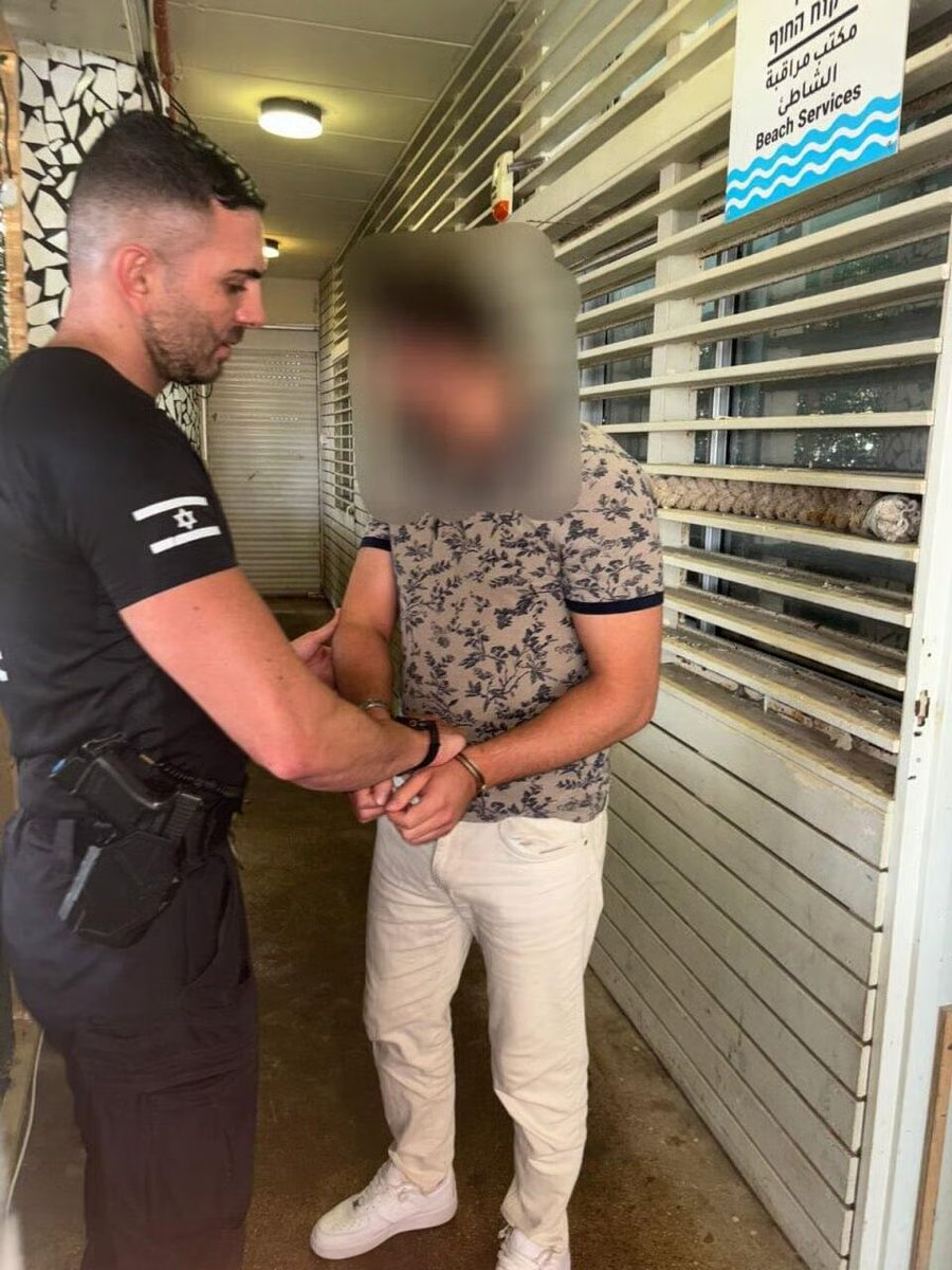 uluser's tweet image. Ben şimdi buna ne yorumu yapayım.
İki ucu boklu değnek
Neresinden tutsan eline bok bulasiyor.
Biri Kabe temsilcisi
Diğeri Tel Aviv Türk konsolos personeli