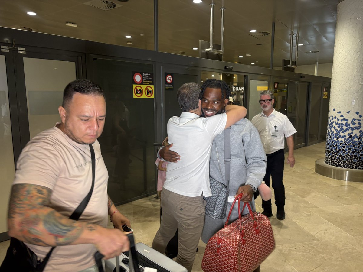 RMValencia's tweet image. GODUINE KAYOLIPOU
📸 Fotos @RadioMARCA
✈️ ASÍ ha sido la llegada del que será nuevo jugador del LEVANTE