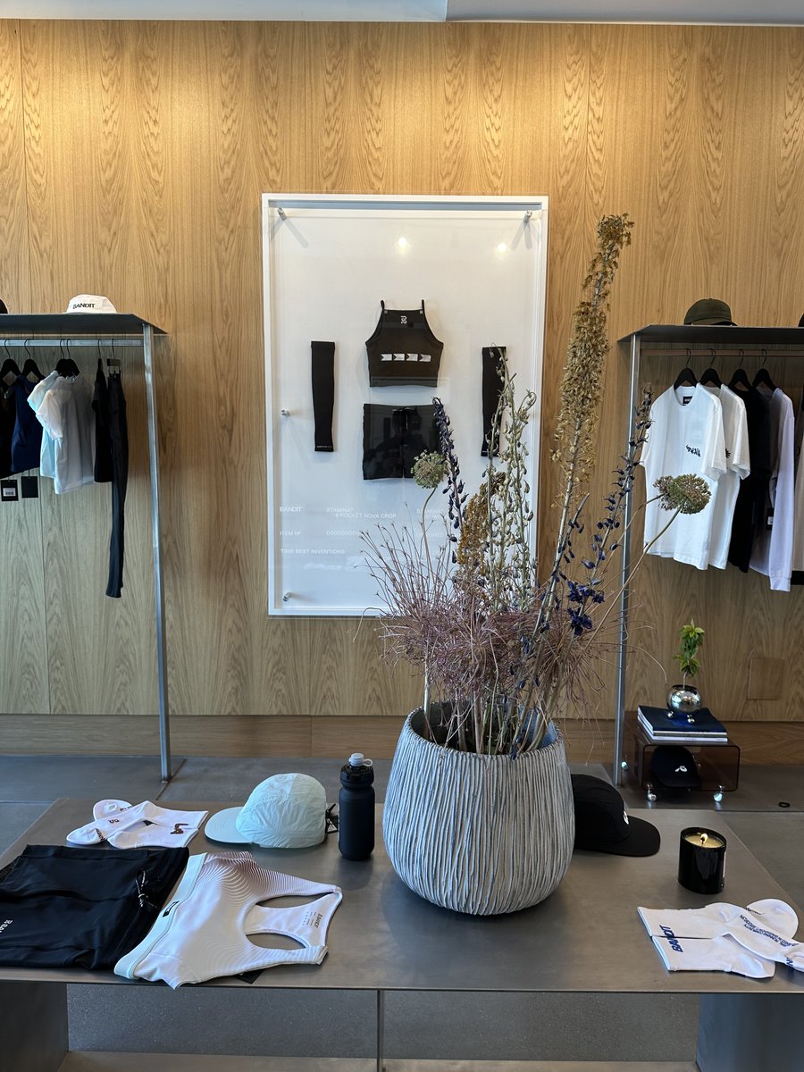 Phoenix_J_'s tweet image. 쇼핑 끌려옴😓😓😓
내 사이즈 없음
BANDIT
3118 W Sunset Blvd
Los Angeles, CA 90026
United States