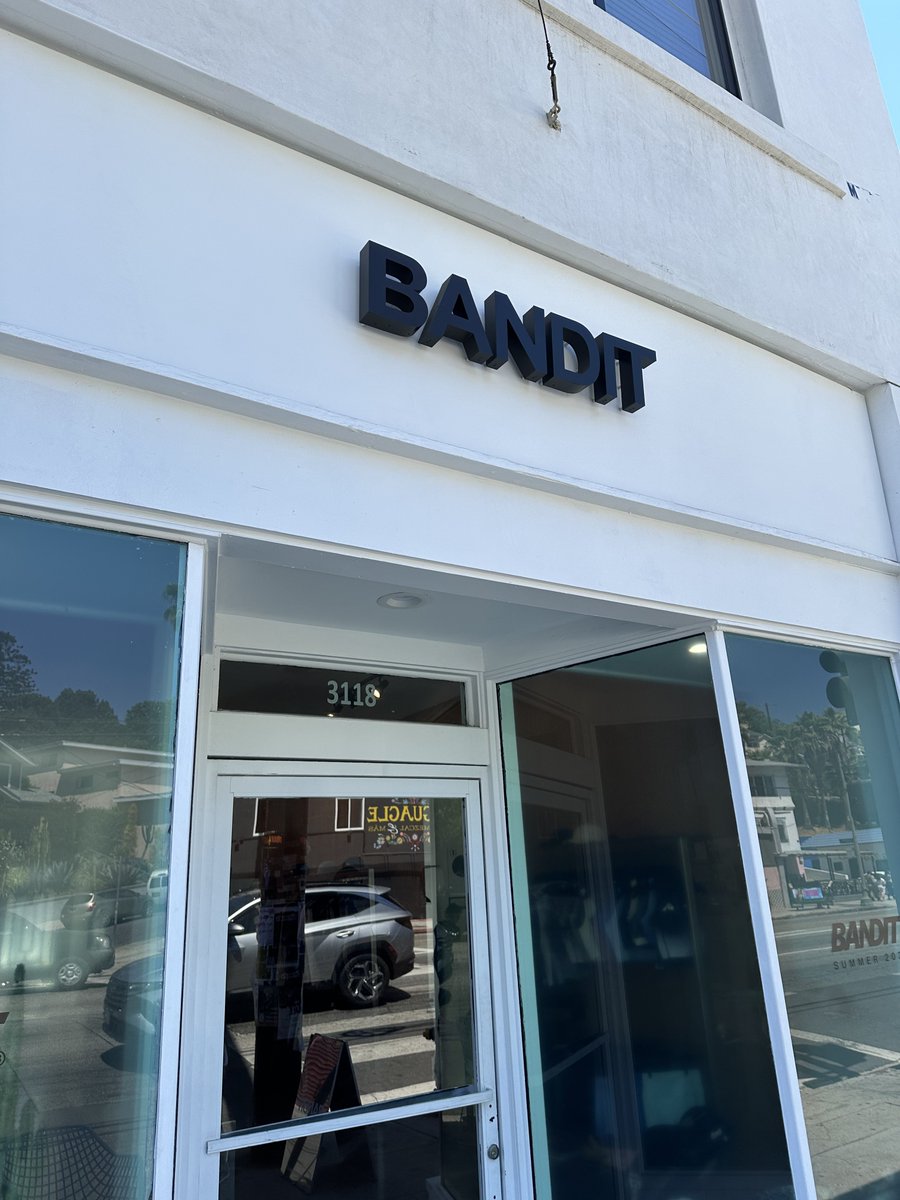 Phoenix_J_'s tweet image. 쇼핑 끌려옴😓😓😓
내 사이즈 없음
BANDIT
3118 W Sunset Blvd
Los Angeles, CA 90026
United States
