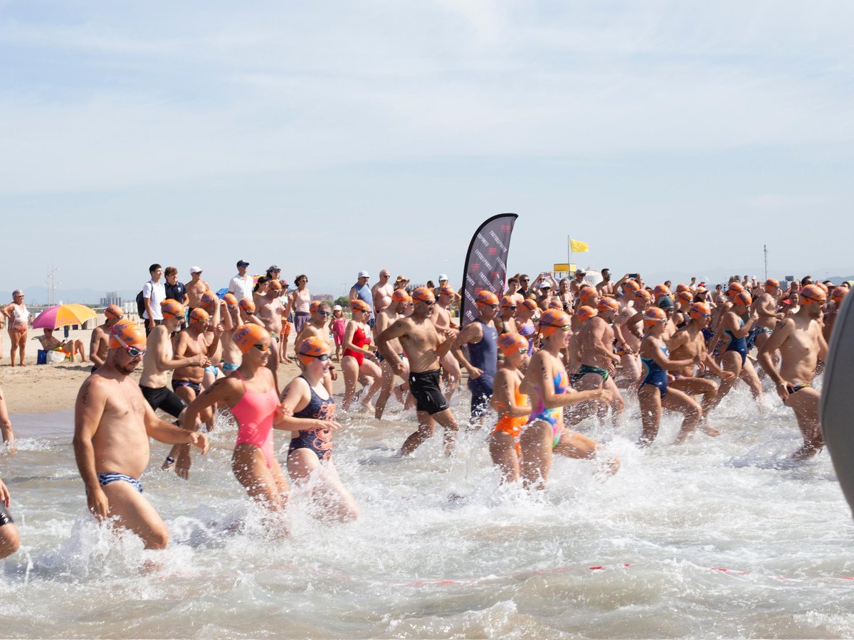 🏊‍♂️ Aquest matí he participat en una de les activitats més especials de la nostra Festa Major d’Estiu: la travessia nedant a la platja de la Pineda. 2 km de recorregut envoltat d’un gran ambient, companyonia i esport en plena natura.
#femfestafemvilaseca #lapinedaplatja #lapineda