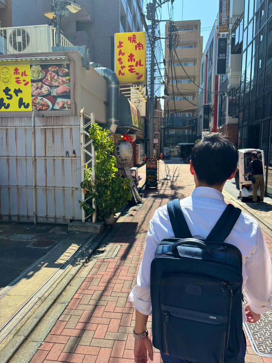 SPshacho's tweet image. 【後ろ姿シリーズNo,②】
『再生の道』石丸伸二代表
6月19日 練馬駅
「ホルモン屋 よんちゃん」
銀行員時代によく通っていた焼肉屋さんへ。
従業員さんも当時のままで、懐かしさに浸りながら遅めのランチをいただきました😊
おいしかったです!
ごちそうさまでした!
#再生の道
#選挙メシ