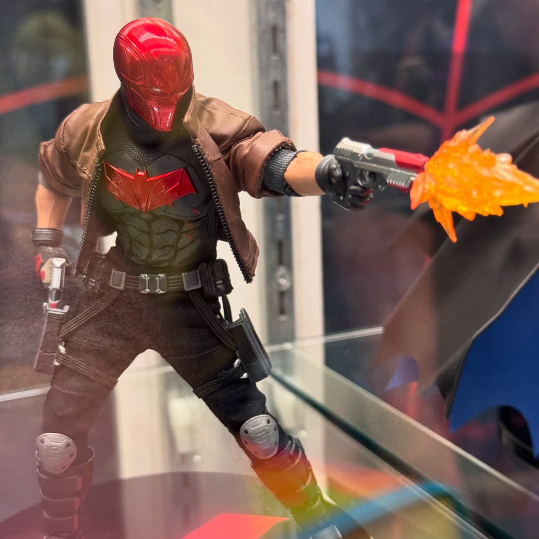 WorldsGeeks's tweet photo. Mezco One:12 Collective RED HOOD at their SDCC booth. 

Fallow @WorldsGeeks 🎮

#MezcoOne12Collective #RedHood #SDCC2025 #Batman #BatmanFans #RedHoodReturns #GothamKnights #MezcoToys #ToyPhotography #ActionFigurePhotography #DCComics #BatmanFamily #DarkKnight #JasonTodd #Batverse #CollectibleFigures #SDCCExclusive #Batfan #CapeAndCowl #VigilanteJustice