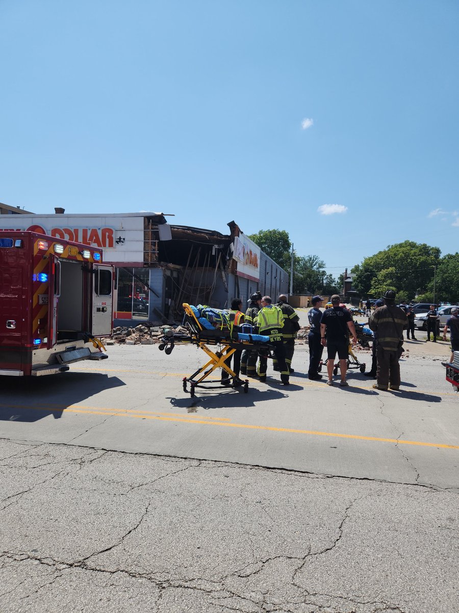 tecas2000's tweet image. A partial roof collapse occurred at the Family Dollar store located at 3726 Broadway Boulevard in Kansas City, Missouri.
The incident was reported around 2:45 p.m. When emergency crews from the Kansas City Fire Department arrived, they found that the building's front facade had…