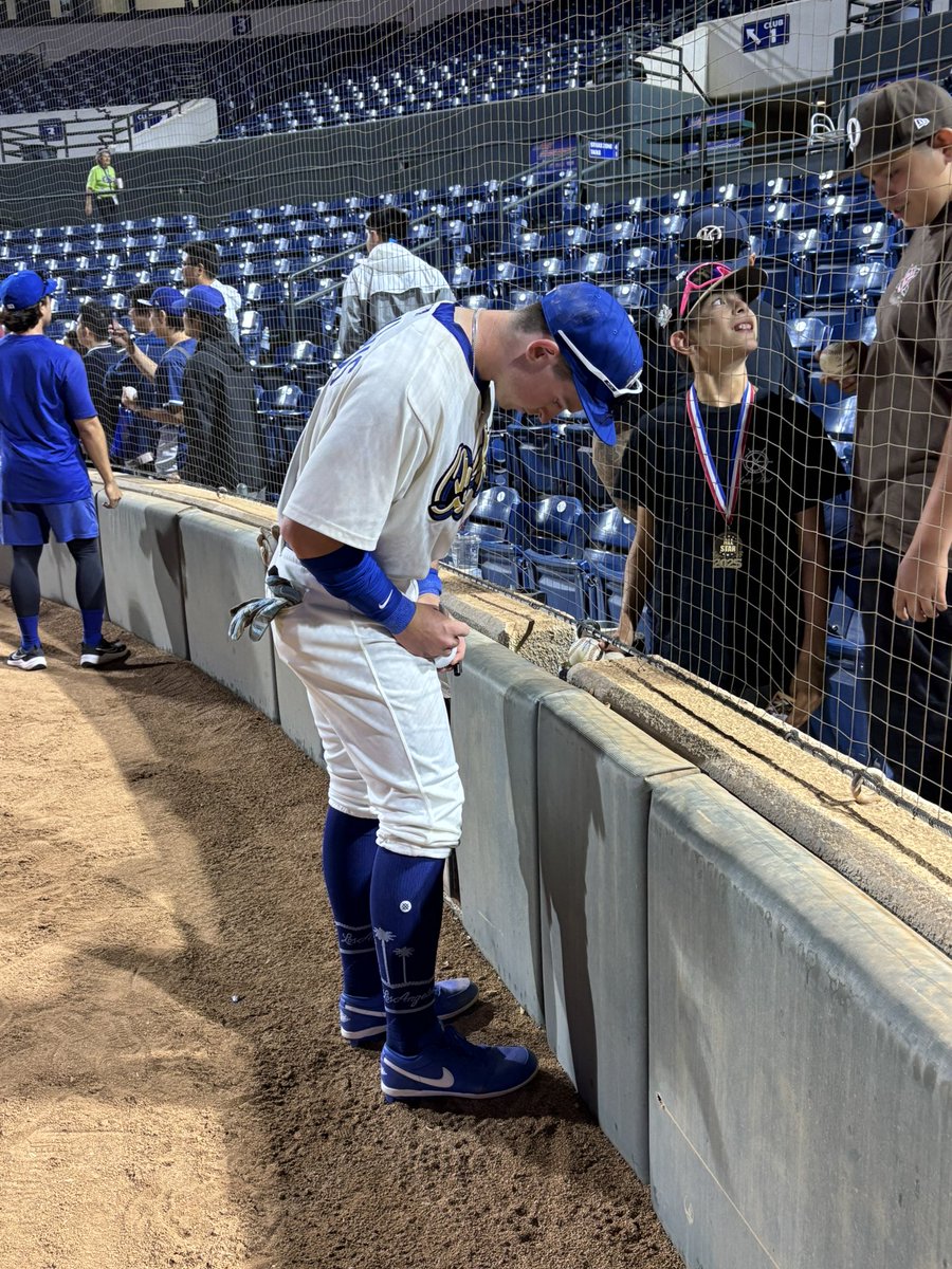 316Sundevils's tweet image. Amazing week in Cali watching J play ball.  Dude is getting better every day. He’s grinding his tail off and we’re very proud. Great things ahead. 

Dixie has now followed her brother coast to coast on baseball trips.  No bad days when you’re chasing a dream.