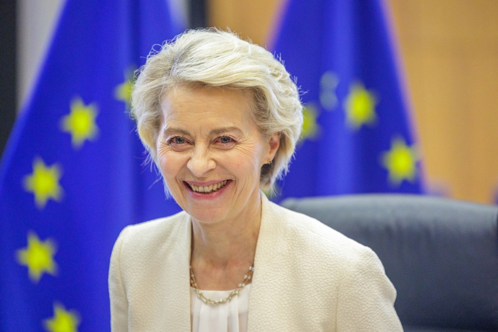 Euractiv_FR's tweet image. #UrsulavonderLeyen scelle un accord avec #DonaldTrump pour éviter des #droitsdedouane de 30 % sur l’UE: L’UE et les #ÉtatsUnis ont conclu un #accordcommercial prévoyant 15 % de #droitsdedouane sur les produits européens, alors que Washington devait… dlvr.it/TM8Ddj