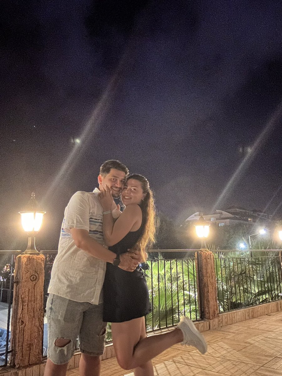 Gözlerim hep aşkla, kalbim hep sevginle bakacak sana, iyi ki benimsin yol arkadaşım, hayatımın en güzel şansı, gönlümün baharı iyi ki doğdun, iyi ki❣️