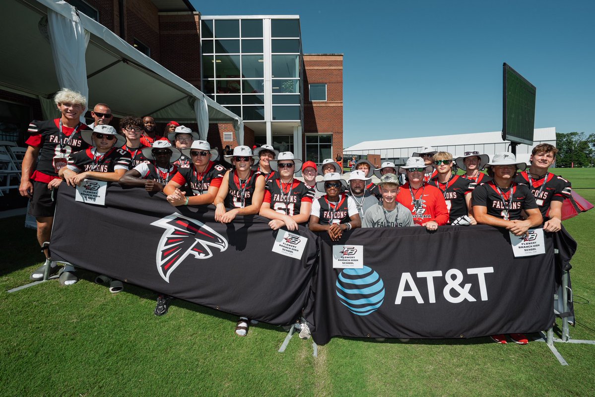 FalconsCR's tweet image. Our friends from down the road! 🤝
Flowery Branch High School football team joined us at practice today! 🔥