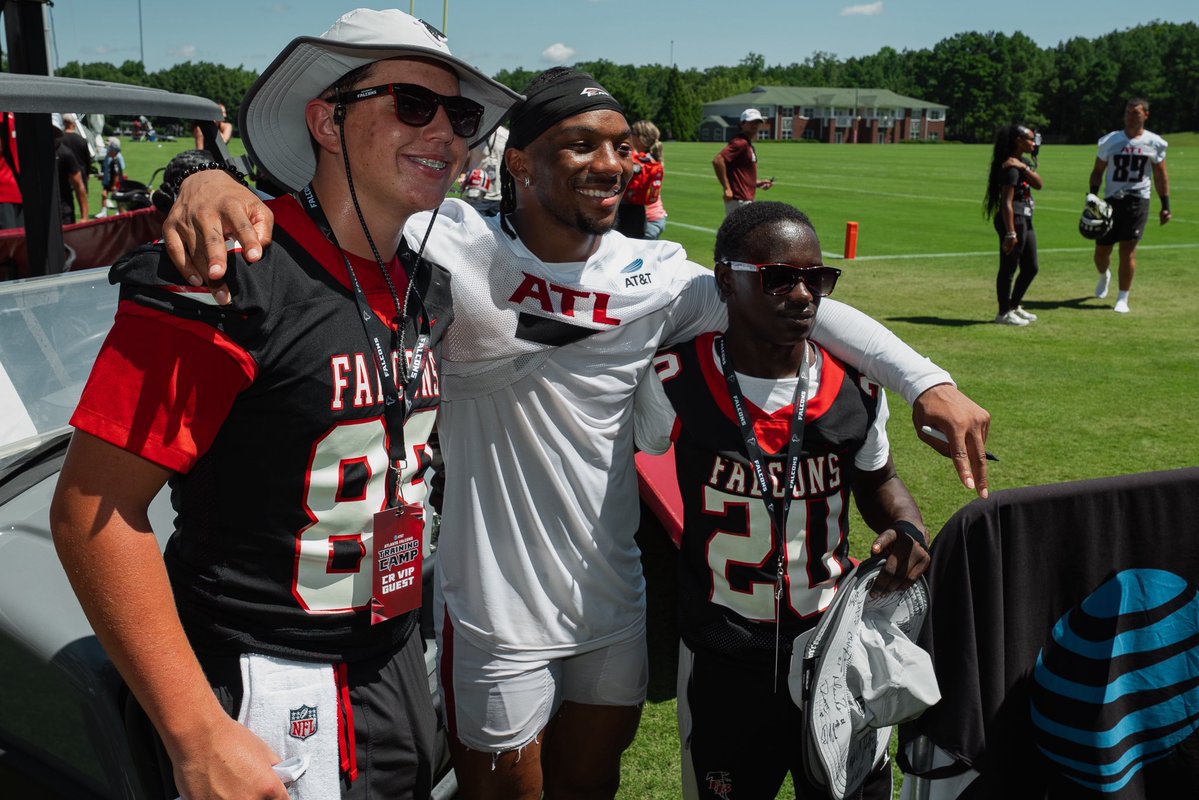 FalconsCR's tweet image. Our friends from down the road! 🤝
Flowery Branch High School football team joined us at practice today! 🔥
