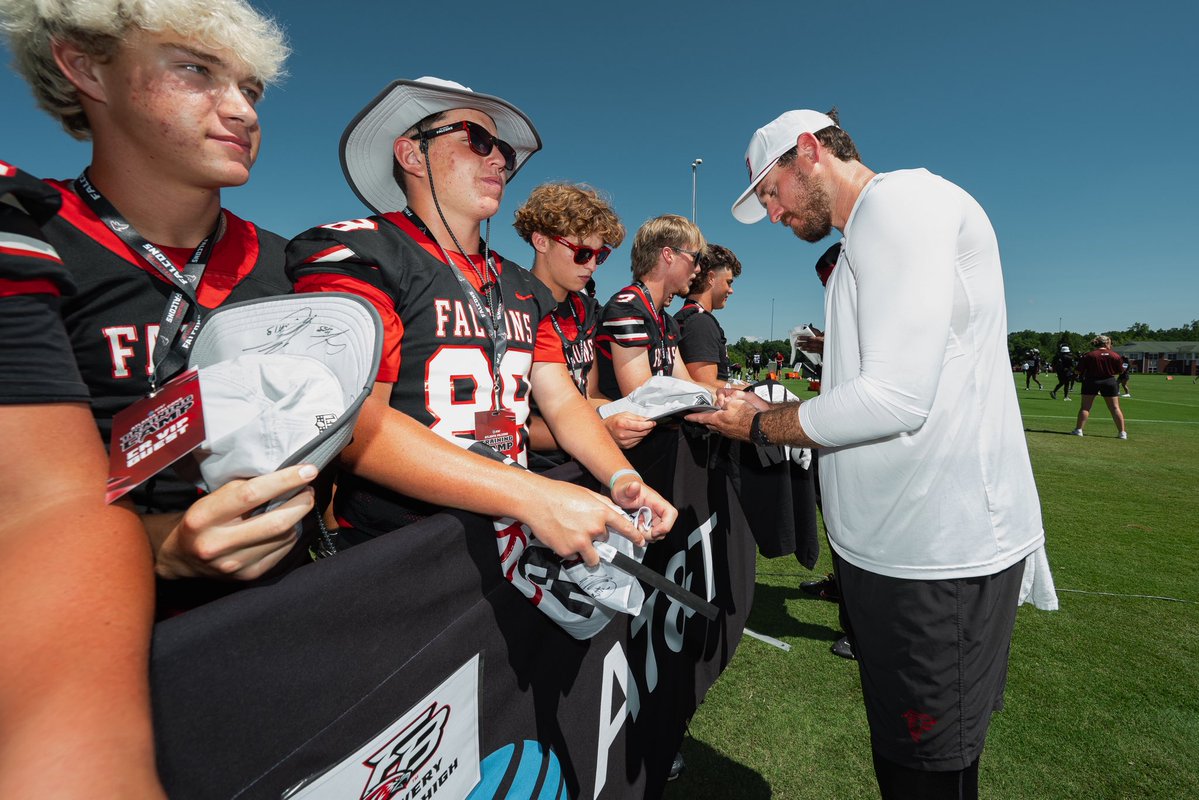 FalconsCR's tweet image. Our friends from down the road! 🤝
Flowery Branch High School football team joined us at practice today! 🔥