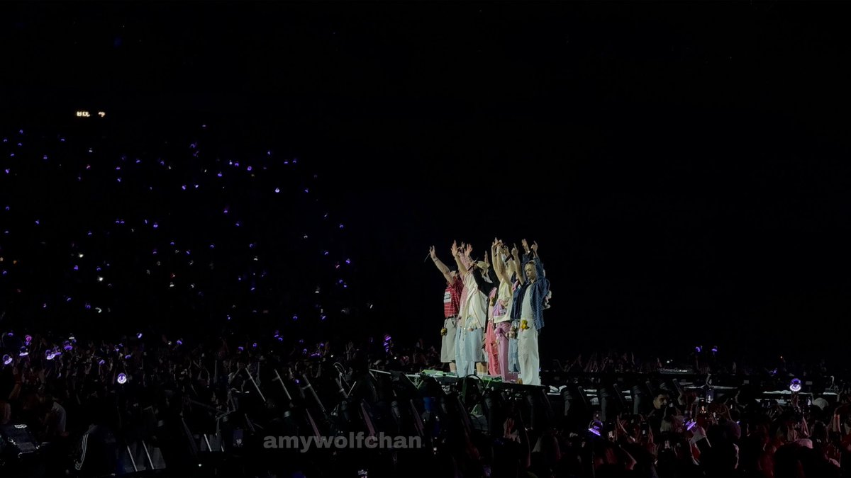 amywolfchan's tweet image. thank you stray kids for another night i will never forget, and allowing me to come with friends i met because of you, thank you for creating a place for people to feel comfortable and not alone🤍