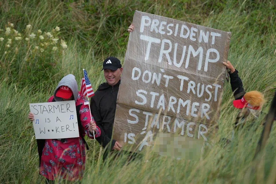 DeathStrikeMIA's tweet image. Trump supporters hold signs saying ‘Don’t trust Starmer’ and ‘Starmer is a wanker’ at golf course in Turnberry today.
Trump will meet with starmer tomorrow.
Trump needs to cut the bullshit buddy act and tell Starmer how much of a wanker he actually is. @realDonaldTrump