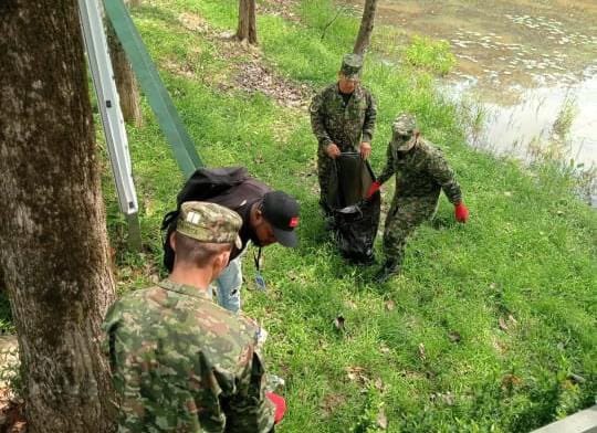 Ejercito_Div8's tweet image. 👷🌿 Tropas del Batallón de Infantería N.°44 Coronel Ramón Nonato Pérez de la #Brigada16 junto a la Alcaldía y la gestora ambiental de Tauramena, #Casanare, realizaron mantenimiento del Parque Ecológico: limpieza de zonas verdes, recolección de residuos, poda de árboles y cuidado…