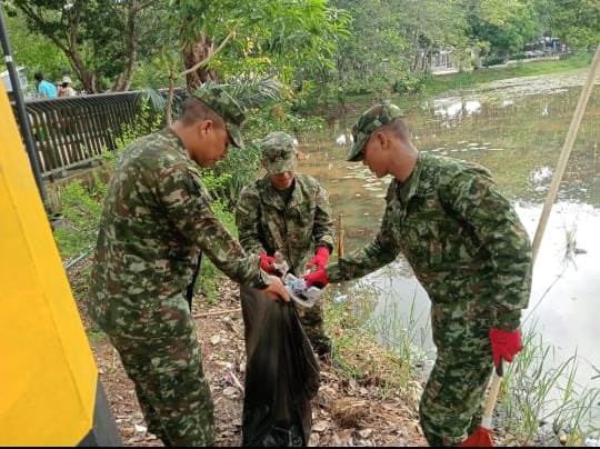 Ejercito_Div8's tweet image. 👷🌿 Tropas del Batallón de Infantería N.°44 Coronel Ramón Nonato Pérez de la #Brigada16 junto a la Alcaldía y la gestora ambiental de Tauramena, #Casanare, realizaron mantenimiento del Parque Ecológico: limpieza de zonas verdes, recolección de residuos, poda de árboles y cuidado…