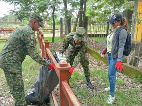 Ejercito_Div8's tweet image. 👷🌿 Tropas del Batallón de Infantería N.°44 Coronel Ramón Nonato Pérez de la #Brigada16 junto a la Alcaldía y la gestora ambiental de Tauramena, #Casanare, realizaron mantenimiento del Parque Ecológico: limpieza de zonas verdes, recolección de residuos, poda de árboles y cuidado…