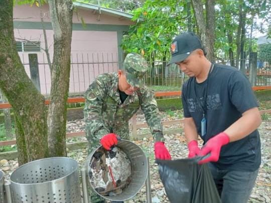 Ejercito_Div8's tweet image. 👷🌿 Tropas del Batallón de Infantería N.°44 Coronel Ramón Nonato Pérez de la #Brigada16 junto a la Alcaldía y la gestora ambiental de Tauramena, #Casanare, realizaron mantenimiento del Parque Ecológico: limpieza de zonas verdes, recolección de residuos, poda de árboles y cuidado…