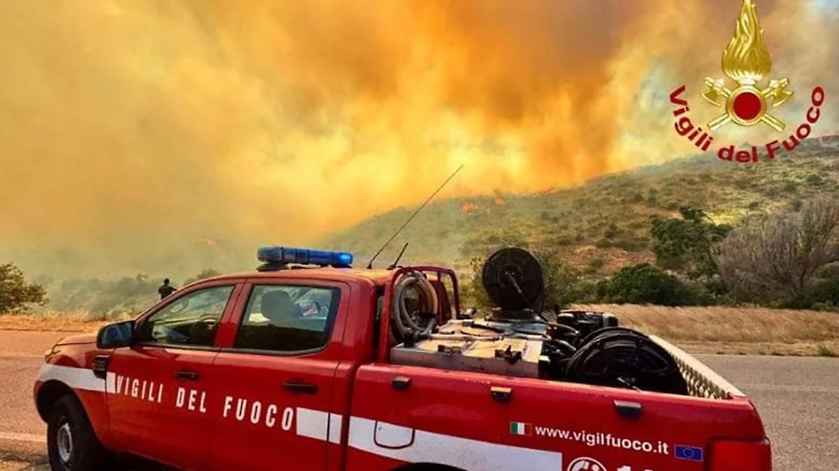 Feuer auf Sardinien: 200 Badegäste fliehen auf Booten vor Waldbrand n-tv.de/panorama/200-B…