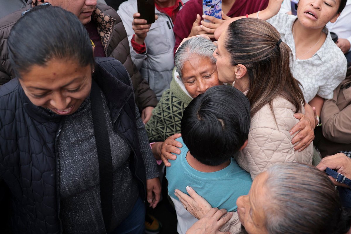 jgnaredo's tweet photo. Cuando los presidentes emanados del PRIAN hacían giras, jamás los mandatarios se acercaba a la gente. 

Jamás. 

Hoy esto es distinto. La gente va, aplaude, grita emocionada y saluda a su presidenta. 

Las imágenes lo dicen todo.

¡Qué tiempos estamos viviendo! https://t.co/XNXBoKjg50