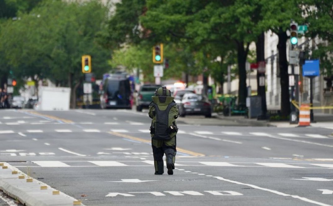 tecas2000's tweet image. Emergency crews and the U.S. Secret Service (USSS) bomb squad investigated a suspicious package near the White House on the 1600 block of Pennsylvania Avenue NW in Washington, D.C.
The Metropolitan Police Department (MPD) and the USSS responded around 10:00 p.m., which led to…