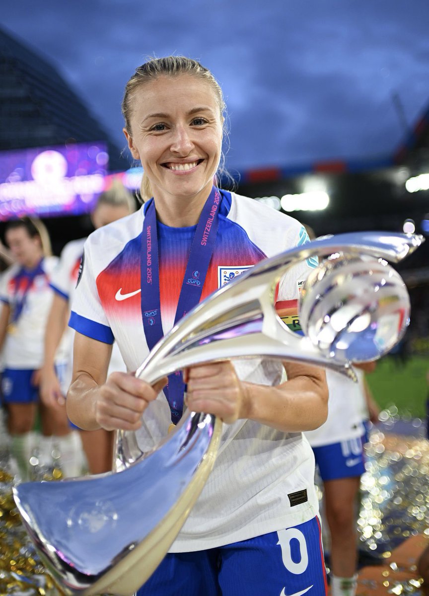 📸 | leah williamson with the uefa women’s euro trophy