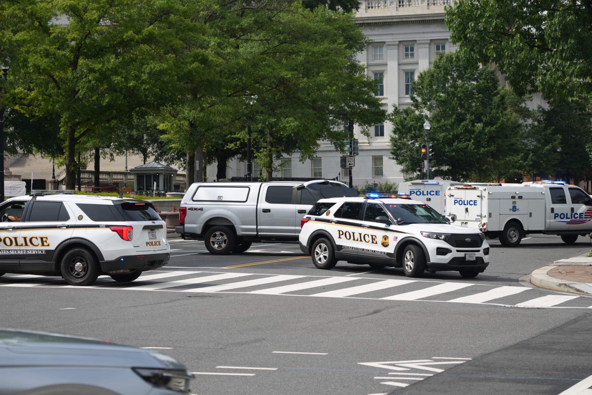 tecas2000's tweet image. Emergency crews and the U.S. Secret Service (USSS) bomb squad investigated a suspicious package near the White House on the 1600 block of Pennsylvania Avenue NW in Washington, D.C.
The Metropolitan Police Department (MPD) and the USSS responded around 10:00 p.m., which led to…