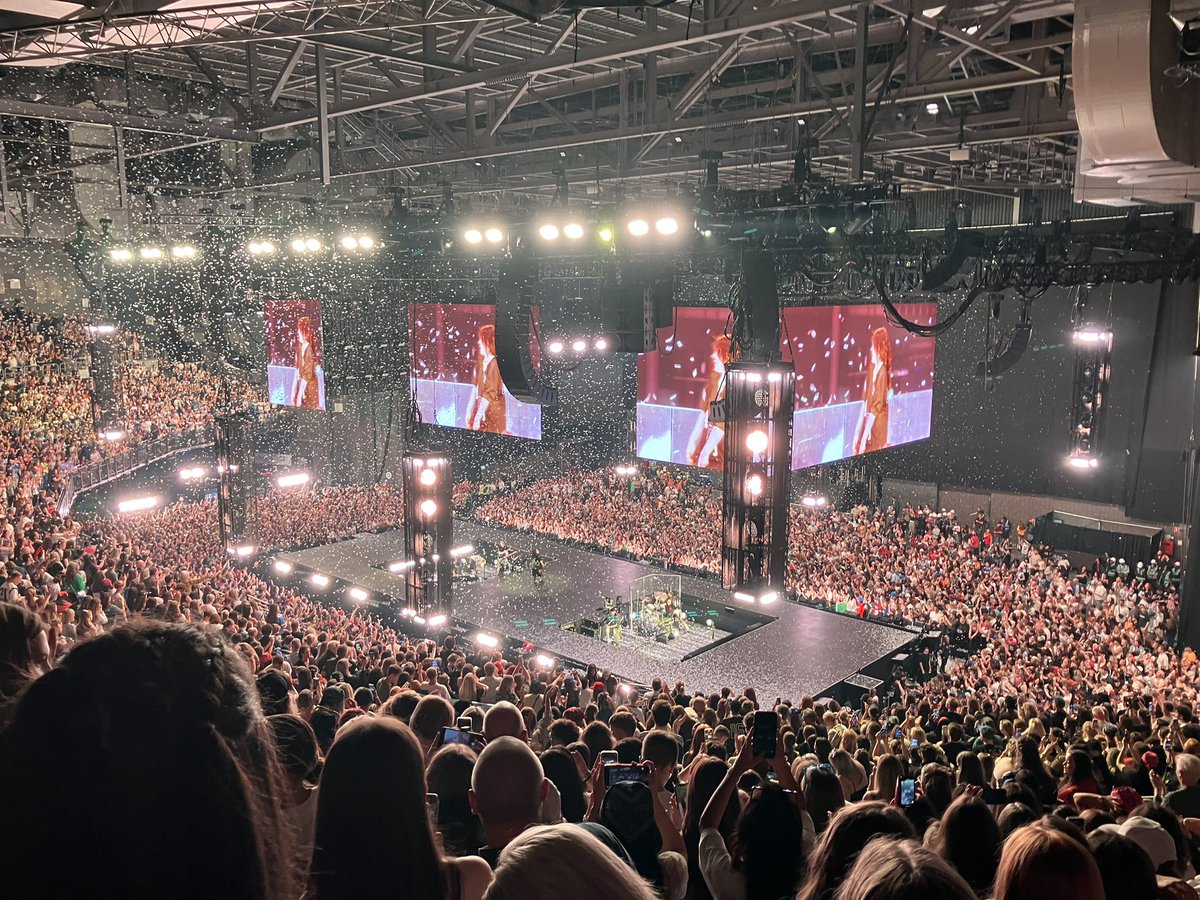 Really spectacular performance by <a href="/billieeilish/">billie eilish</a> in the <a href="/3ArenaDublin/">3Arena</a> tonight.