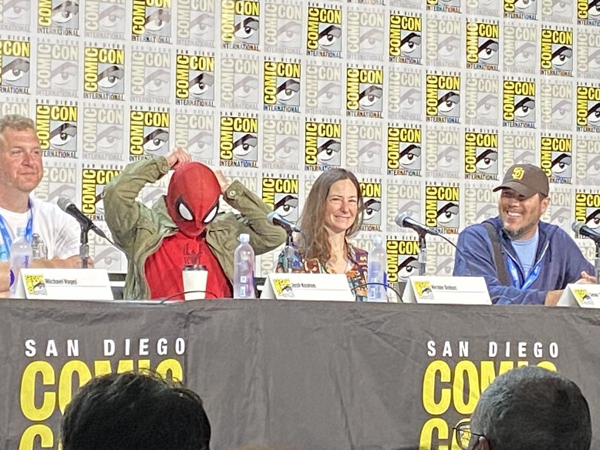 Sketch1984's tweet image. Greg Weisman and his Spectacular Friends panel at #SDCC
Very impromptu and last minute but everyone Greg could get worked on TSSM