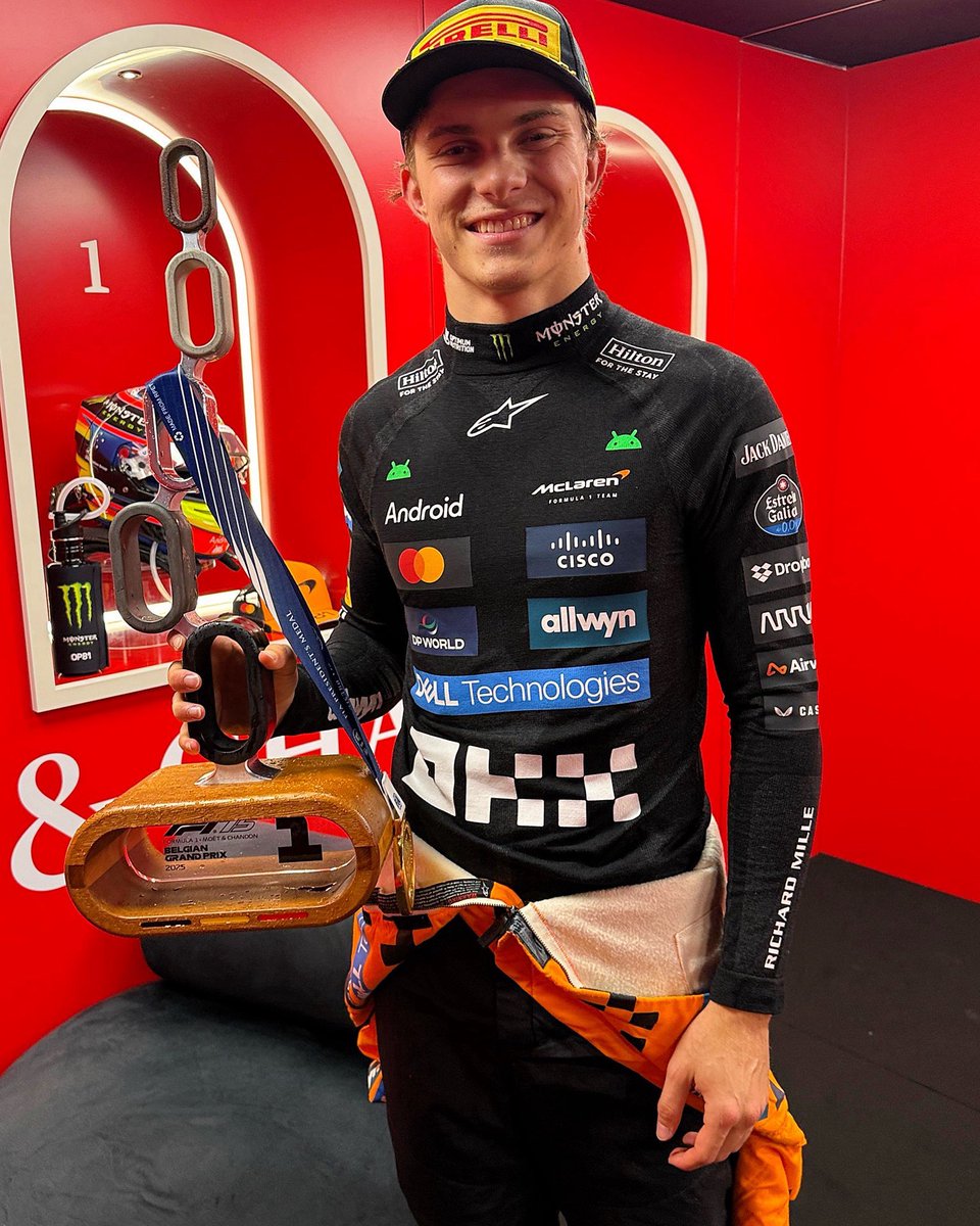 ThisIsFormu1a1's tweet image. #BelgianGP 🇧🇪 - Here is the winner with his 🏆! 🥰

#mclarenf1 #oscarpiastri 🇦🇺 🧡🧡

VIA: [F1]