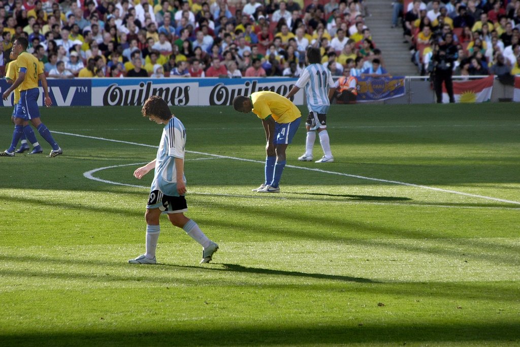 sozirv's tweet image. Throwback to when a Kurdish fan ran onto the pitch to meet Messi, London 2006
