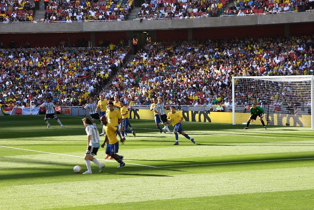 sozirv's tweet image. Throwback to when a Kurdish fan ran onto the pitch to meet Messi, London 2006