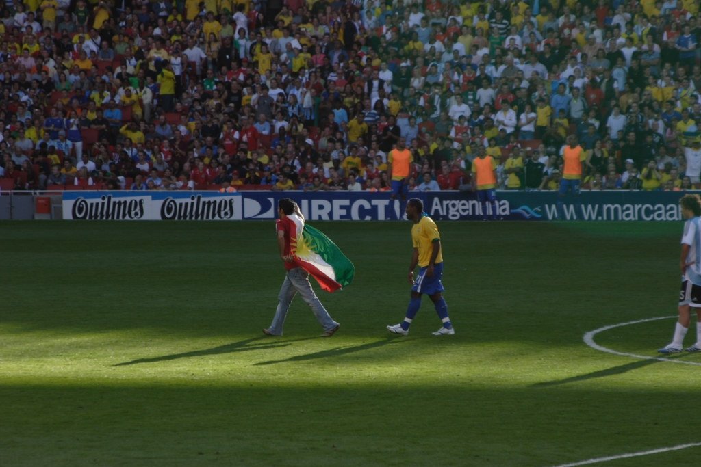 sozirv's tweet image. Throwback to when a Kurdish fan ran onto the pitch to meet Messi, London 2006