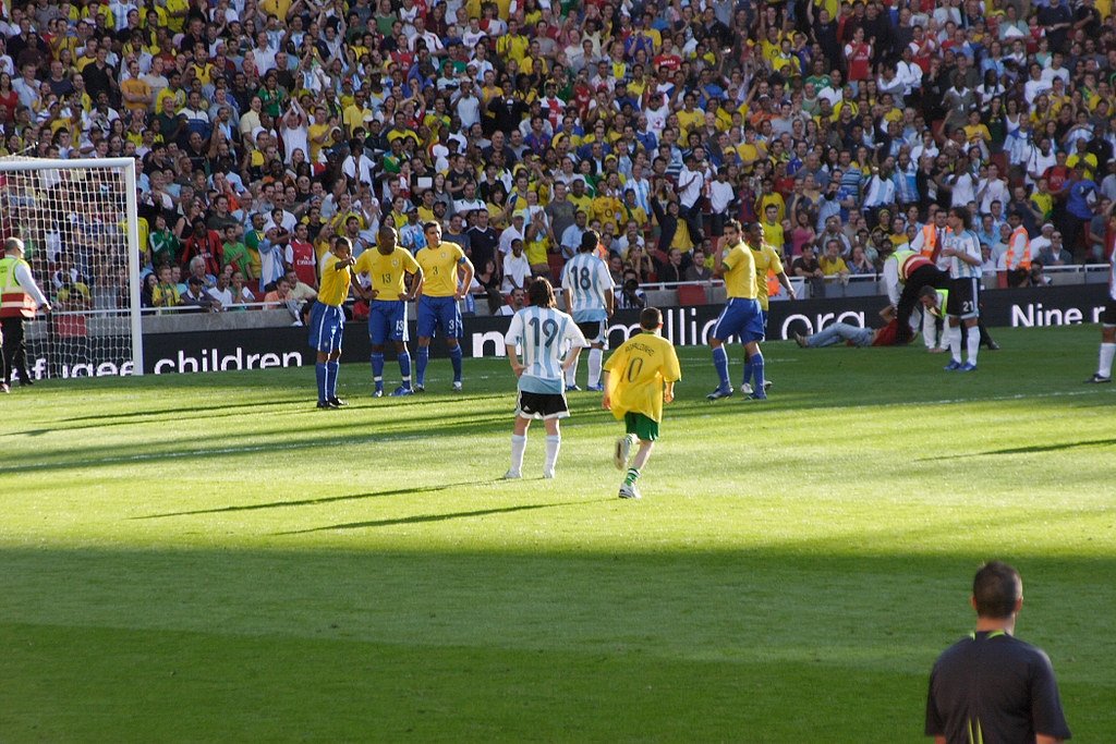 sozirv's tweet image. Throwback to when a Kurdish fan ran onto the pitch to meet Messi, London 2006