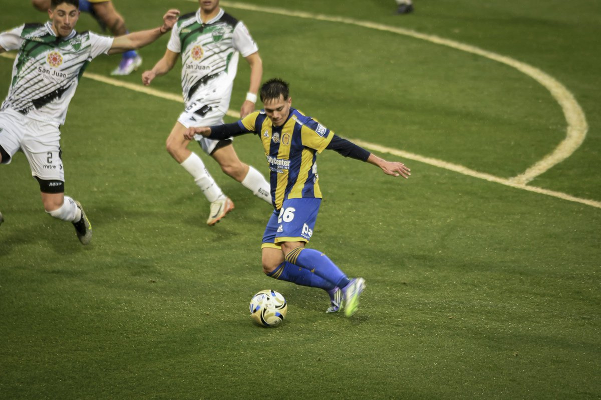 MundoCentralOf's tweet image. 🇺🇦👏🏻 Giovanni Cantizano jugó ayer su primer partido como titular en la Primera de #RosarioCentral. El pibe buscó ser opción para generar juego, pero lo taparon bien. Tuvo algunos destellos de su habilidad. Se lo nota bien y ojalá pueda asentarse en el equipo.
