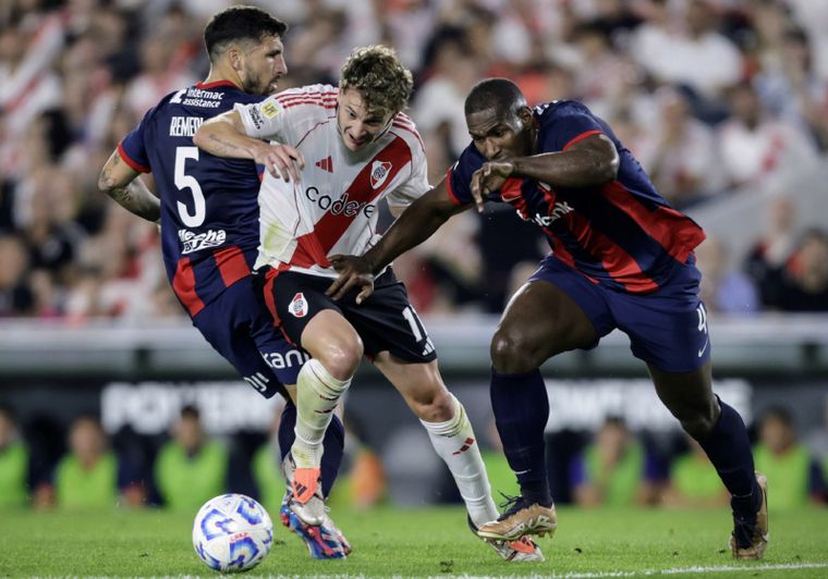 MDePasesArg's tweet image. RIVER y SAN LORENZO cierran el domingo 🍿⚽️

-El Ciclón mete batacazo: 6.5
-Gol de Maxi Salas: 3.00
-Gana River pero habrá goles de los dos: 4.8 (!)

➡️ Con el código MDePases tenes un bono de hasta $145 mil: tinyurl.com/y5j3c27t 

🔞 SOLO para mayores de 18 años