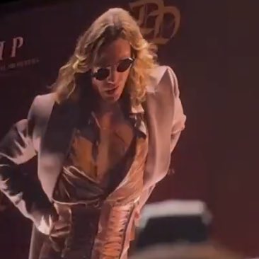 thebirthofvnus's tweet image. still not over this look like okay miss diva!!!!