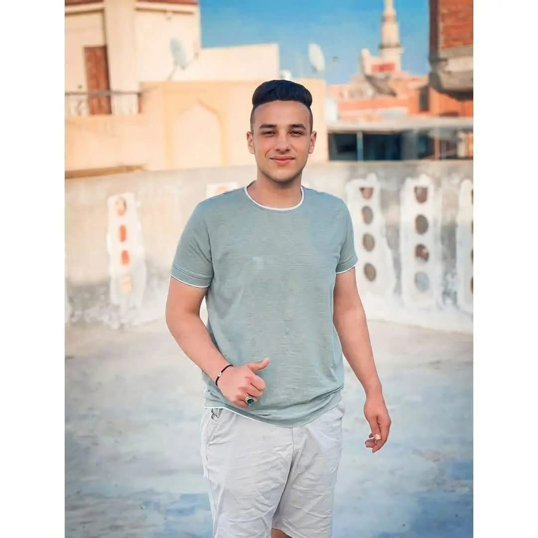 egy_technocrats's tweet image. خالد سعيد جديد فى مصر
ايمن صبري شاب عنده 21 سنه يدرس ف كلية آداب مساحة
جامعة المنصورة
هو وحيد والديه
اعتقلته الشرطة منذ يومين من يومين
ظهر على جسده صعق بالكهرباء وجرح بالرأس 14 غرزة
علامات كى و تورمات و علامات زرقاء تحت العين وحول الفك
وهو ما جعل الأهالى تتجمهر أمام قسم…