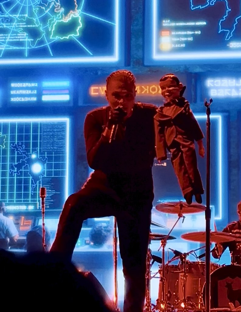starlessflies's tweet image. mcr shows are all fun and games until gerard stares directly into your soul #mcrla