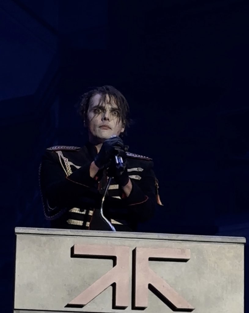 starlessflies's tweet image. mcr shows are all fun and games until gerard stares directly into your soul #mcrla