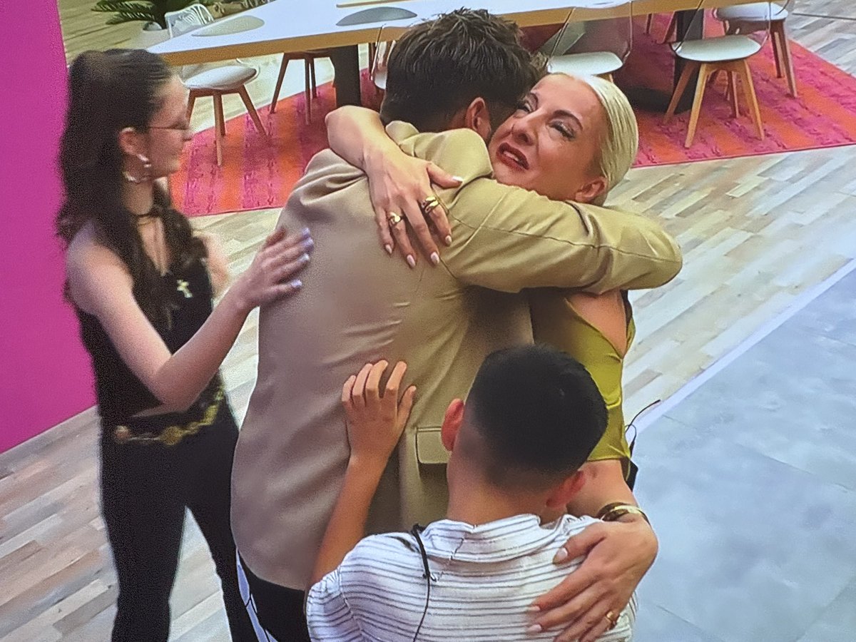 Dextered_'s tweet image. 👏👏👏 #BigBrotherGR