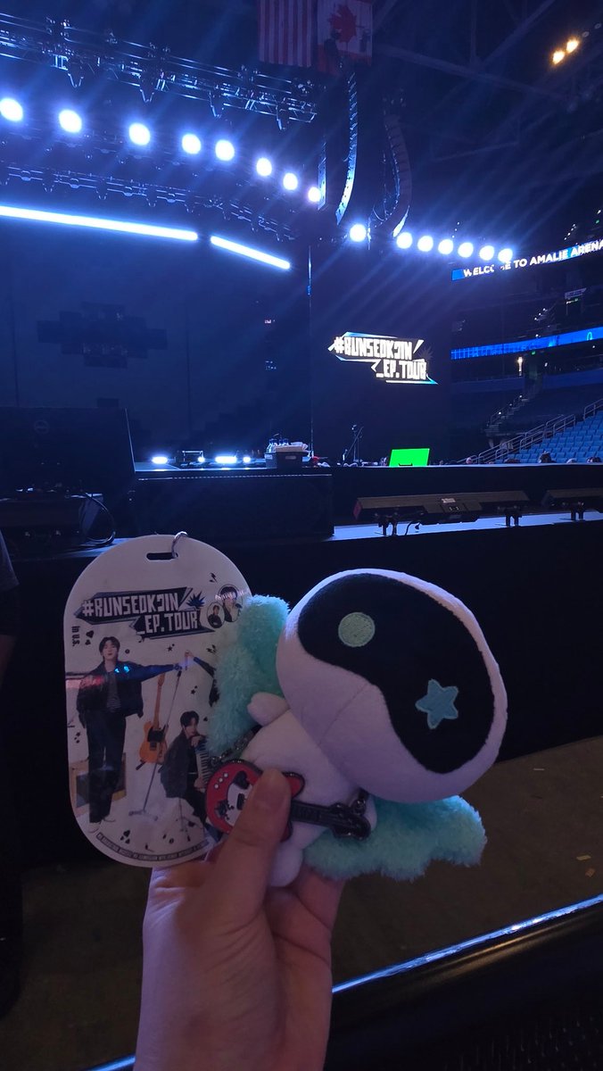 KimKore92's tweet image. 우떠랑 기다리는중💜 아빠 빨리나왕💜

#RUNSEOKJIN_epTOUR_TAMPA #Jin #진 #김석진 #Seokjin #BTS