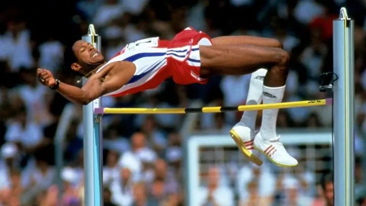 Y celebramos otra del deporte. Al legendario Javier Sotomayor por esos increíbles 2.45 metros que, 32 años después, siguen siendo el récord mundial de salto alto. Eres un ícono y orgullo del deporte mundial.