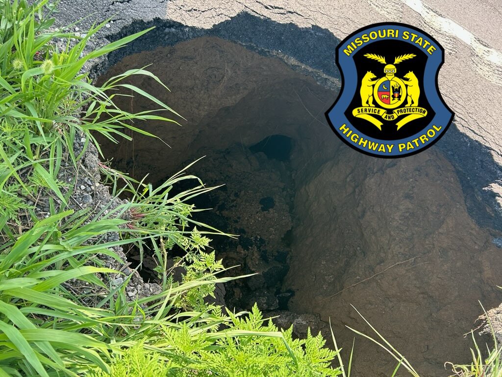 MSHPTrooperF's tweet image. 🚧Sinkhole on MO 5 in Howard Co.🚧

Troopers are on scene of a sinkhole that formed on MO 5, near County Road 426, in Howard County. 

The sinkhole extends under the roadway and @MoDOT is en route to repair the damage and handle traffic.
